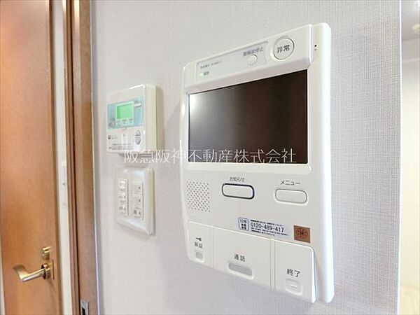 来訪者の顔が確認できるカラーモニター付きインターフォン。安心感のあるセキュリティです。
