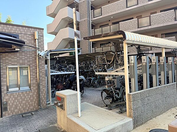 駐輪場も完備されており、日々の移動手段に自転車を利用する方にも便利です。