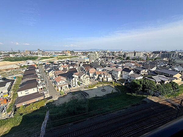 空の広さを感じられる開放的な眺望。晴れた日には遠くの山々まで望めます。広大なパノラマビューが魅力。日々の生活に癒やしと開放感をもたらします。