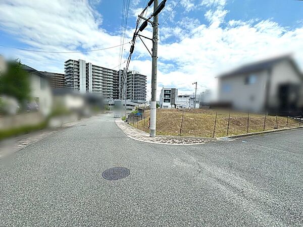 整備された前面道路。北側からも光が差し込み、明るく開放的な住環境を創造。