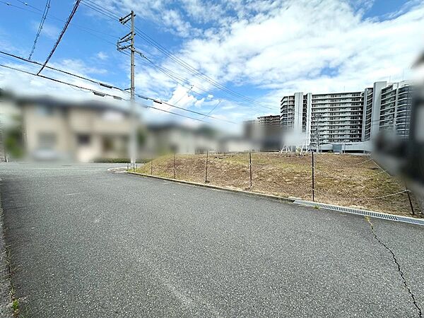 二面道路に面し、車の出入りもスムーズ。広々6でゆとりのある毎日を。