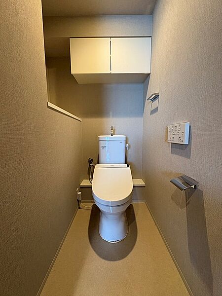 トイレは吊り戸棚の他、小物を置いておけるスペースもございます。