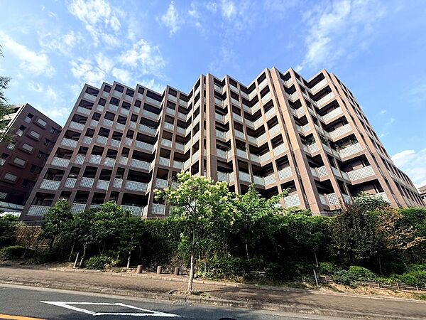 タイル貼りの重厚感とガラスブロックの軽やかさが調和した、品格漂う外観デザイン。セットバックされた独特のフォルムが、千里の空に美しく映えます。歳月を重ねるほどに深みを増す、三菱商事旧分譲の邸宅です。