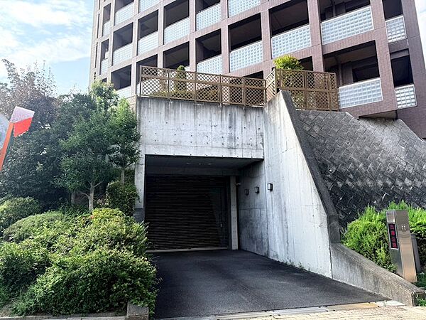 地下駐車場は、雨の日でも濡れずにエレベーターで居住階へ直接アプローチ可能。大切なお車を雨風から守るだけでなく、防犯性やプライバシー保護にも優れた、安心感の高いカーライフを実現します。