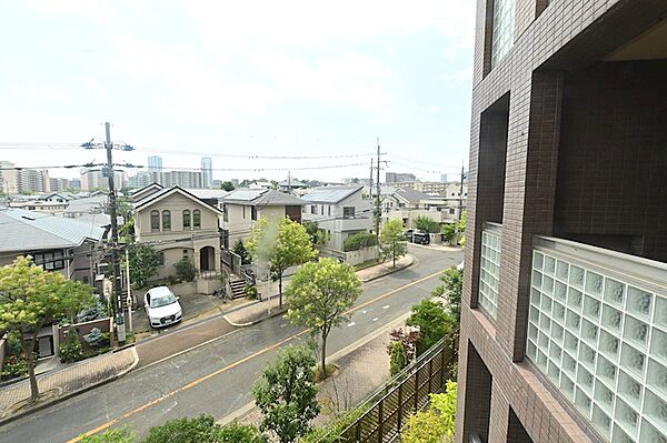 千里ニュータウンらしい豊かな緑と戸建街を見渡す、穏やかなパノラマ眺望です。南側が低層エリアのため、将来にわたってこの開放的な景色が守られやすいのも大きな魅力。四季折々の街の彩りを感じられる住環境です。