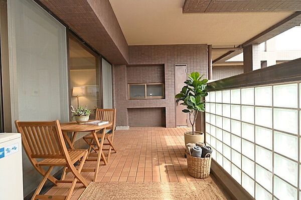 約23.46m2の広々とした南向きバルコニー。陽当り・通風良好で、ガーデニングや椅子を置いてのアウトドアリビングなど多目的に活用いただけます。※CG加工しております。