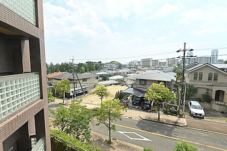 南向きバルコニーからは、第一種低層住居専用地域の閑静な街並みが広がります。前面に高い建物がないため、突き抜けるような青空と開放感を享受。陽当りも良好で、リビングに明るい光と心地よい風を運び込みます。