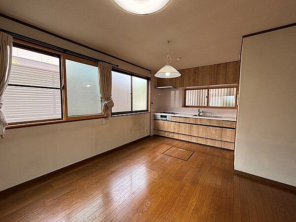 木の温かみを感じる落ち着いたデザインのLDKです。陽光が差し込む明るい空間で、壁や床なども含め全体的に手入れが行き届いており、そのままでも十分にお使いいただける状態です。