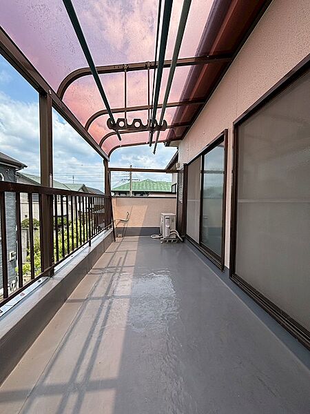 屋根付きで使い勝手の良い北側バルコニーです。 急な雨でも安心してお洗濯物を干せる設備が整っています。床面も目立つ汚れが少なく、これまで丁寧に使用・維持されてきたことが伺える綺麗な状態です。