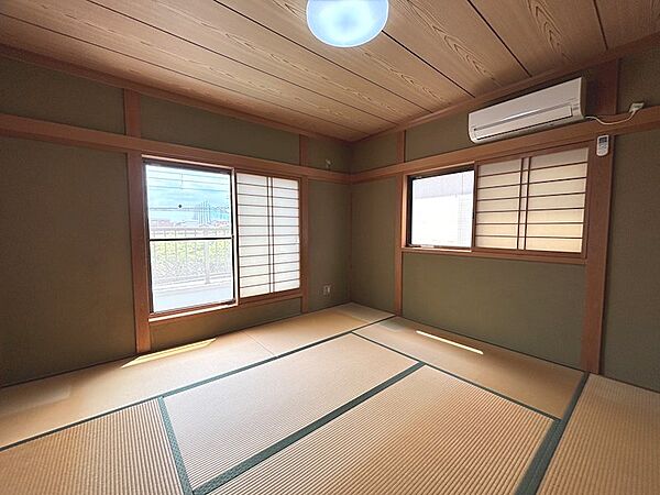 2面に窓があるため陽当り・通風ともに良好です。8畳のゆとりある広さは、主寝室としてはもちろん、客間としても多目的に活用可能。和の情緒を感じながらゆったりと寛げます。