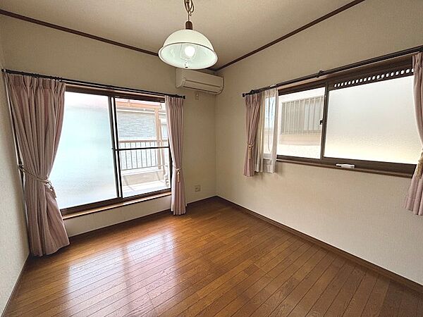 バルコニーに面した、日当たり・通風ともに良好な一室です。 2面採光を確保しており、日中は照明なしでも明るく過ごせます。これまで大切に維持されてきたことが伺える綺麗な室内で、多用途に活用いただけます。