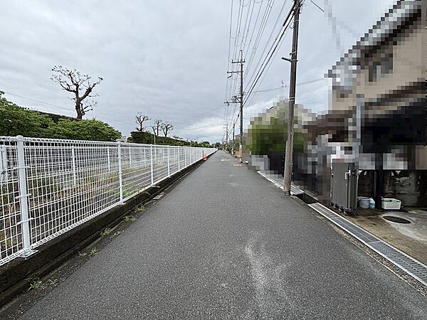 幅員約5.0mの公道に面する、陽当り良好な整形地。 道路幅が広いため、圧迫感がなく風通しも良好です。建築条件なしの土地としてもご検討いただけます。