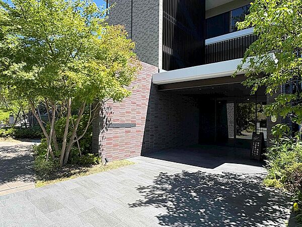 藤白公園道路向かい。植栽が囲むA棟エントランス