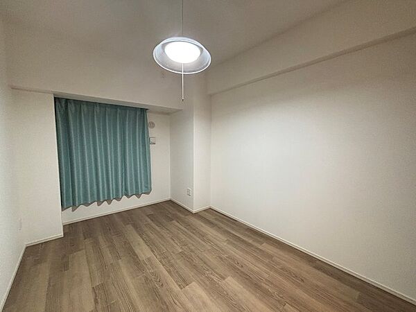 主寝室に最適な約7.0帖の洋室です。大型のウォークインクローゼットを備えており、衣類や季節物もすっきり収納できます。柱の出っ張りが少ないアウトポール設計のため、ダブルベッド等も配置しやすい形状です。
