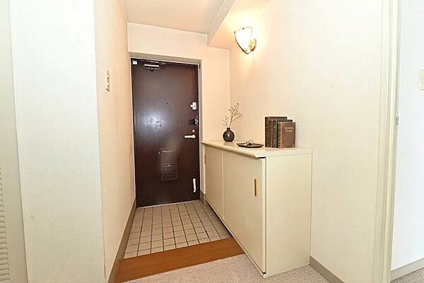 ゆとりある玄関で、家族が一度に靴を脱いでも窮屈さを感じません。、靴や小物をすっきり整理できます。明るく清潔感のある空間で、毎日の出入りがスムーズです。※CG加工しております。