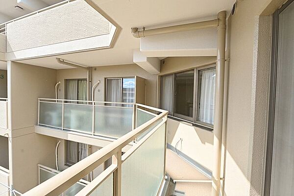 洋室2部屋に面したバルコニー。2部屋からアクセスでき、多様な活用が可能。プライベート空間として、のんびりくつろげます。