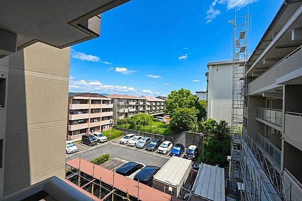 開放感あふれる眺望が広がります。周囲に高い建物が少なく、空が見える爽やかな景色。プライバシーも守られ、静かで穏やかな住環境が実感できます。