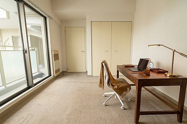 寝室やお子様部屋に最適な6帖超の洋室。採光良好で圧迫感なく、ベッドと机を置いても余裕があります。小野原東の静かな環境で、プライベート空間として快適に過ごせます。※CG加工しております。