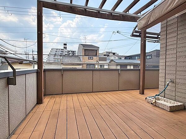 南向きのウッドデッキで休日はリフレッシュ♪