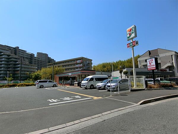 セブン-イレブン 豊中東泉丘店（143m）
