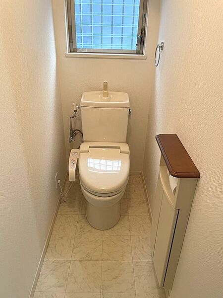 1階・2階の各フロアにトイレがございます♪ ご家族が多い時間帯や来客時にもスムーズです♪