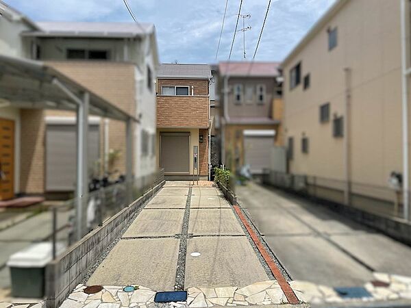 2025年3月に屋根・外壁塗装、2026年8月にハウスクリーニングを完了。車2台駐車可能（車種による）なゆとりある敷地です。