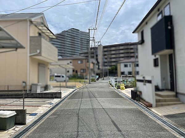 前面道路は幅員約5.0mの公道。十分な幅があり、お車の出し入れや通行も安心です♪