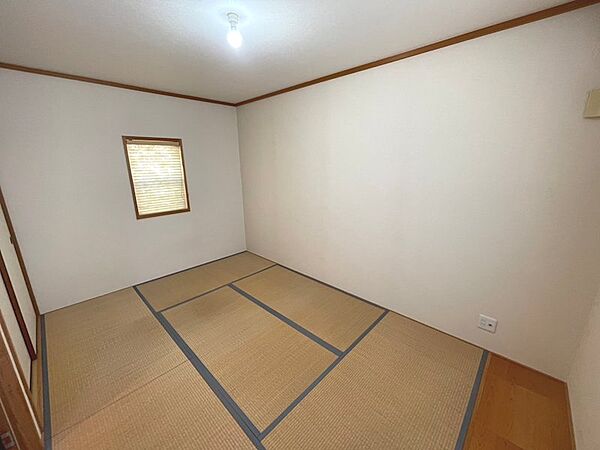 穏やかな光が差し込む、約6.7帖のゆとりある和室。心からリラックスできる落ち着きの空間です♪