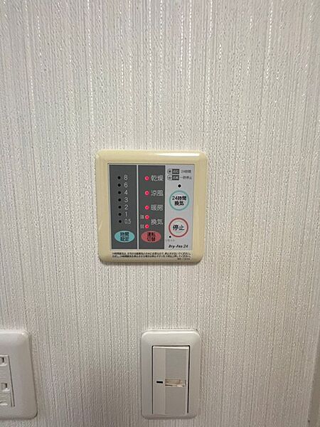 浴室暖房乾燥機を完備。冬場の予備暖房でヒートショック対策になるほか、雨の日のお洗濯にも重宝します♪
