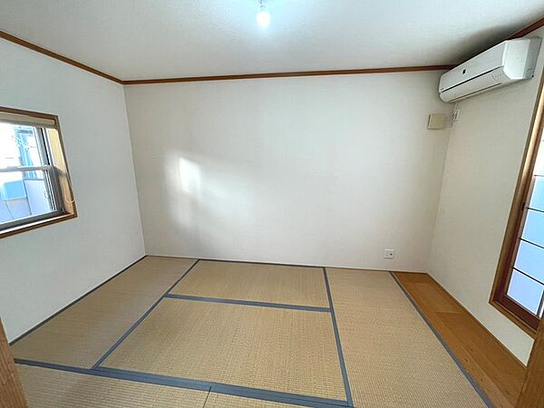 明るい陽光が差し込む和室約6.7帖♪ 客間やゴロゴロくつろぐ空間として重宝します♪