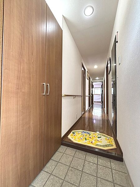 シューズボックスを備えており、靴をすっきり収納できます♪