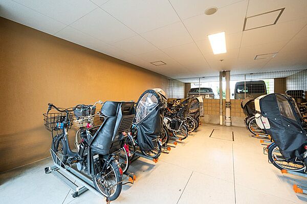 【駐輪場】屋根付きのため、自転車が雨風にさらされることがありません。