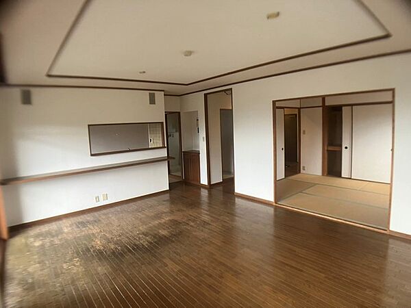【LD:約13.8帖】ダイニングテーブルとソファを置いても十分な広さがあります♪