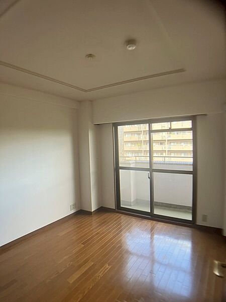 【洋室:約6.3帖】寝室や仕事部屋、子供部屋などライフスタイルに合わせてご活用ください。