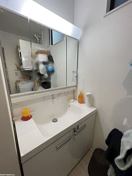 白を基調とした明るい室内です。（1階洗面所）
