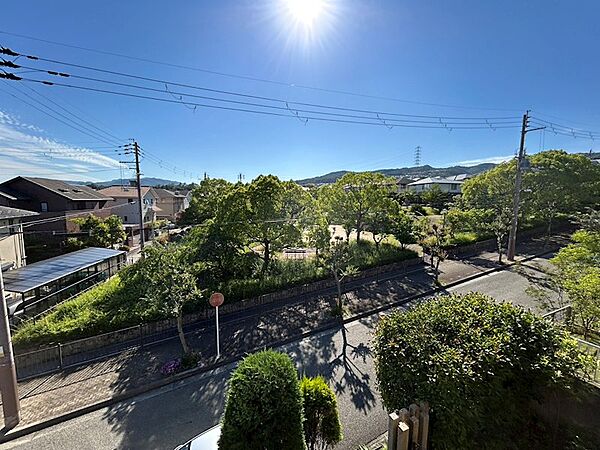 バルコニーの目の前は山手台西2丁目公園です