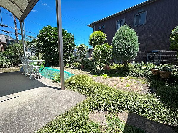 お庭で家庭菜園が可能です