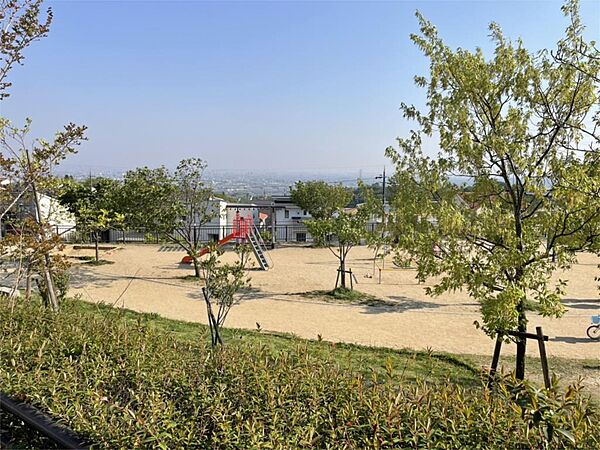 山手台東5丁目芝桜公園（125m）