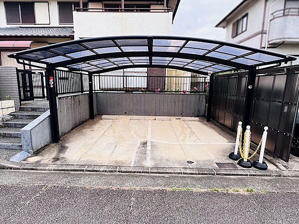 カーポート2台分（車種による）