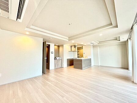 柱の出っ張りが少ない綺麗な形状のリビングのため、大型ソファやダイニングテーブルの配置も自由自在。ご家族のライフスタイルに合わせて、お好みのインテリアレイアウトを存分に楽しむことができます。