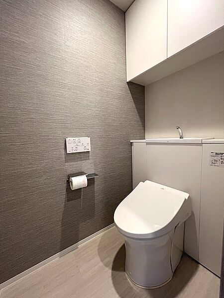 温水洗浄機能付きのキャビネット一体型トイレです！上部吊戸棚もございますのでスッキリとした空間です！