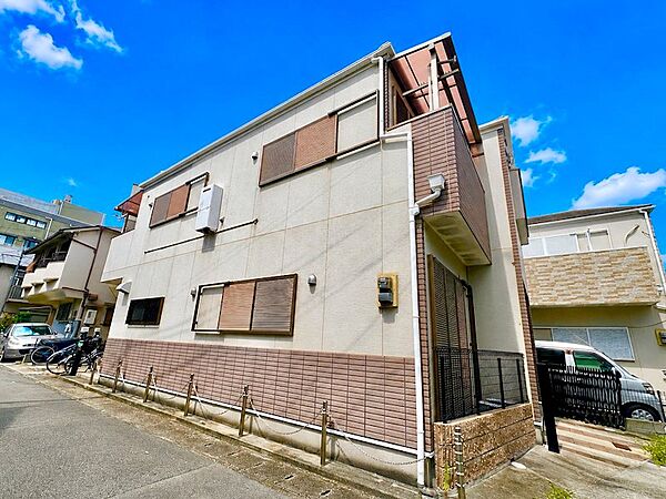 落ち着いた色合いで統一されたモダンな外観デザインは、周辺の街並みに美しく溶け込みます。各窓にはシャッターが設置されており、防犯対策はもちろん、プライバシー保護にも配慮された安心感のある住まいです。