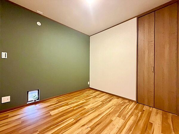 セントクロスがおしゃれな洋室。クローゼット収納も充実しており、趣味の部屋や子供部屋など、多彩な用途で活用できます。
