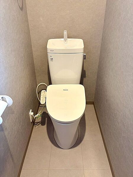 清潔感のある快適なトイレ空間。温水洗浄便座付きで、毎日気持ちよくお使いいただけます。2箇所にあるため、朝の混雑も緩和され便利です。