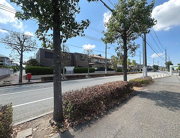 南側前面道路です。物件の南側にバス停「美賀多台7丁目」がございます。