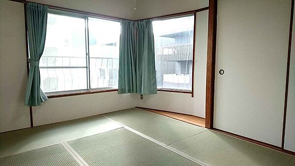 横になってくつろぐと畳の香りと柔らかさで気持ちもリラックスでき、心身ともにくつろぐことができます