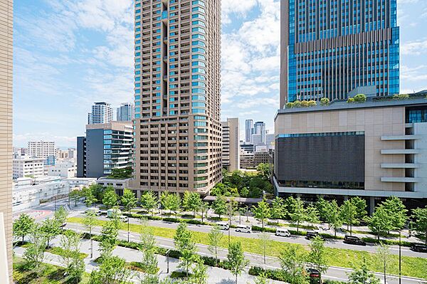 【東向きバルコニーからの眺望】8階ですが、道路の幅員が広く圧迫感はありません
