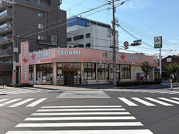 ドラッグセガミ内代店（180m）