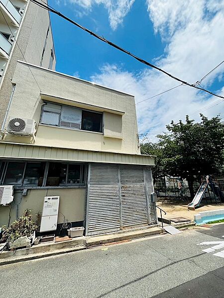 周辺にスーパーや商店街あり