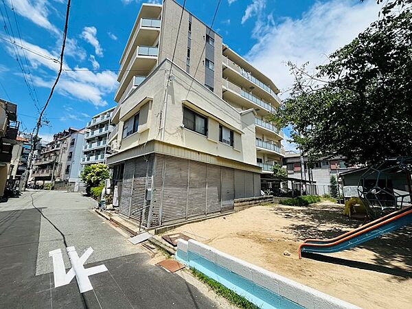 実質的に角地立地です